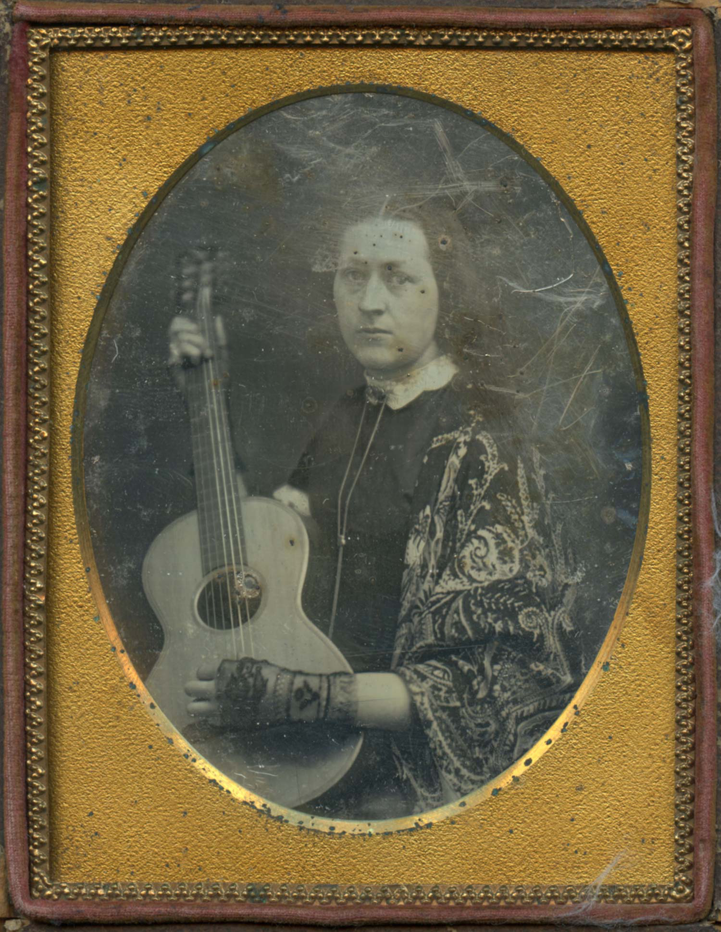 An old black and white photo of a Madame Dolores de Goñi holding a guitar An old black and white photo of a Madame Dolores de Goñi holding a guitar