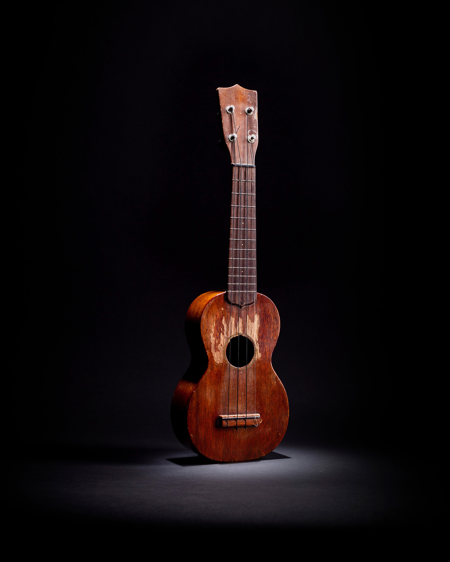 A photo of the entire ukulele body and neck