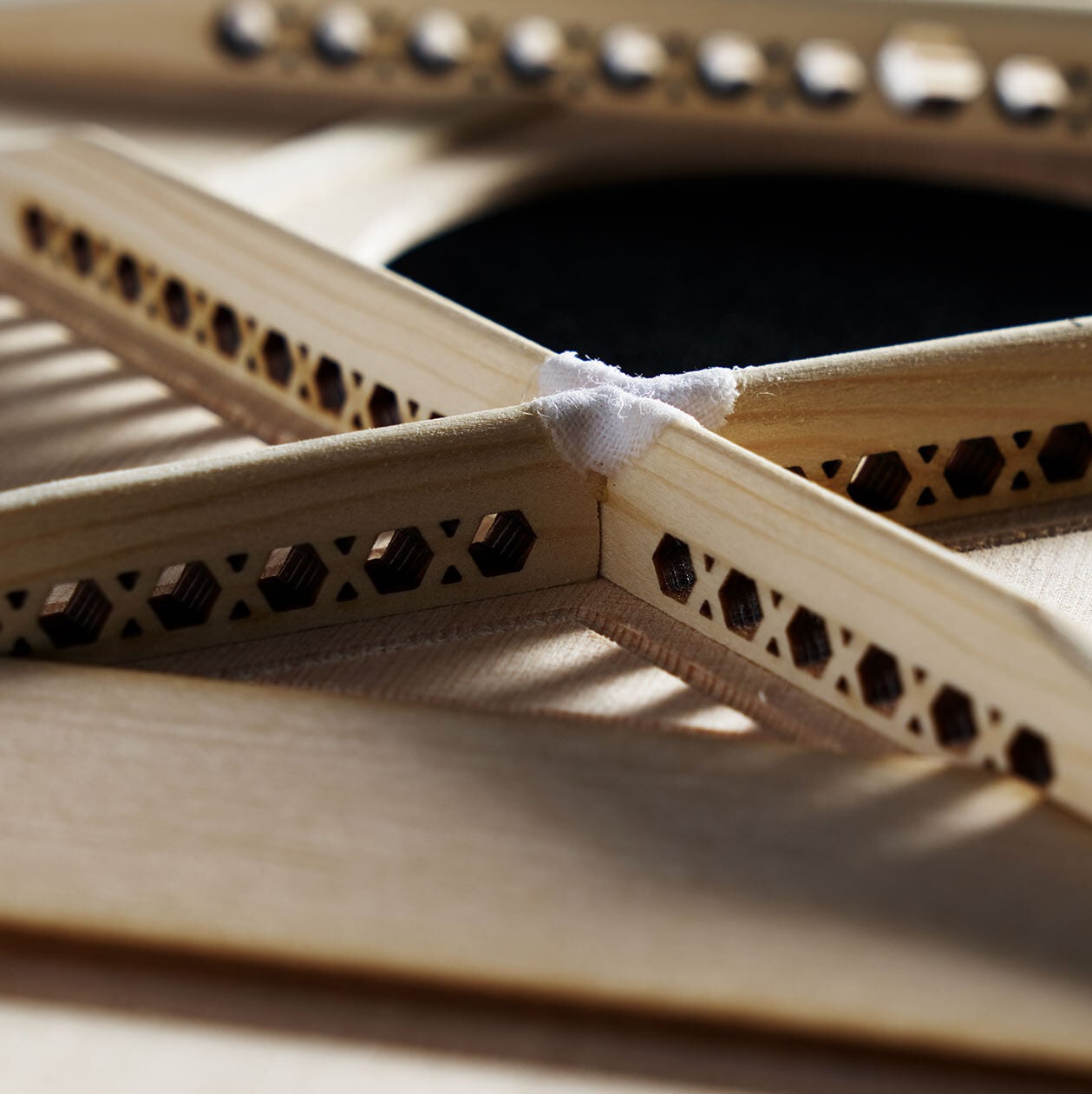 https://www.martinguitar.com/dw/image/v2/BGJT_PRD/on/demandware.static/-/Library-Sites-MartinSharedLibrary/default/dw290188c4/images/landing-pages/Inception/inception-featuresbenefits-1.jpg