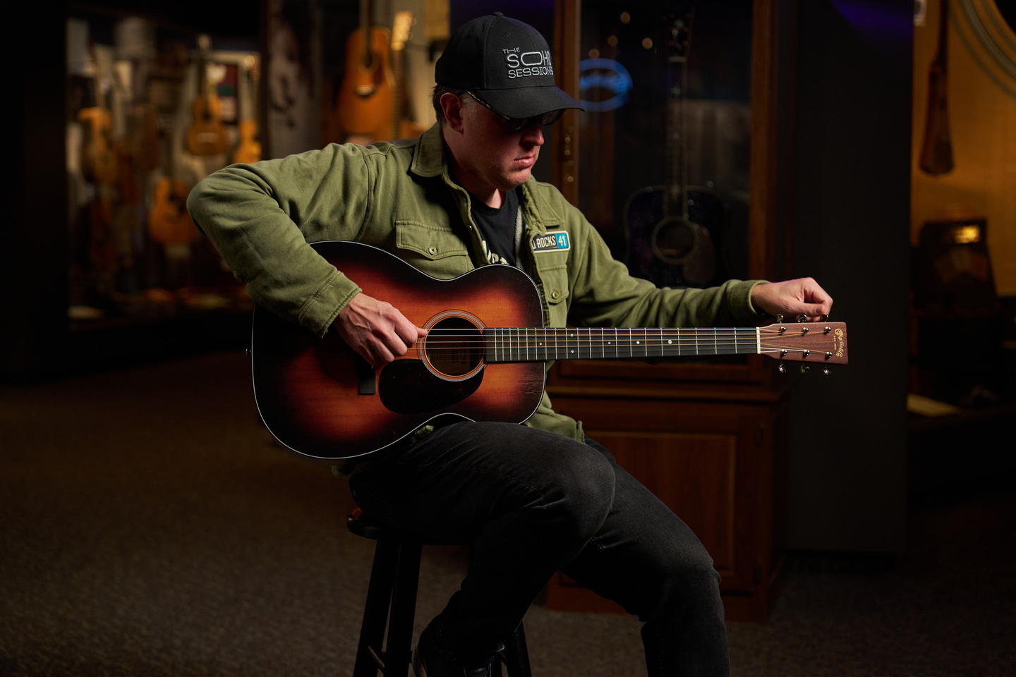 Joe tuning his 00-10e