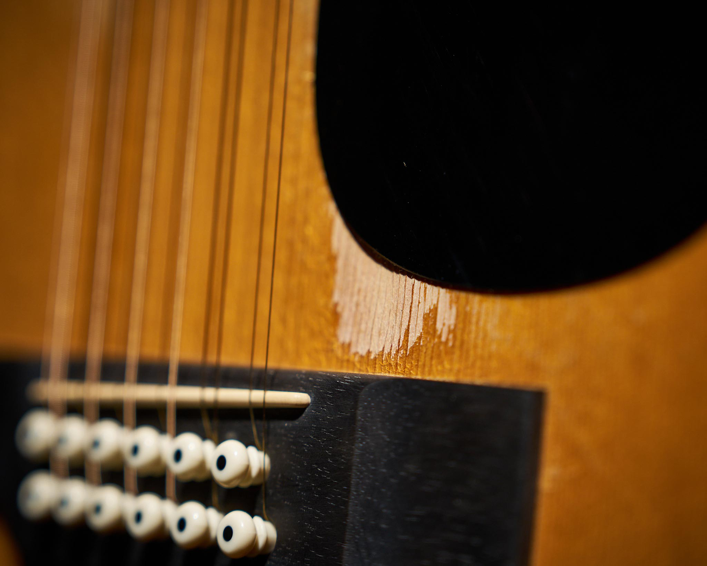 Close up of wear near the pickguard of the D12-35