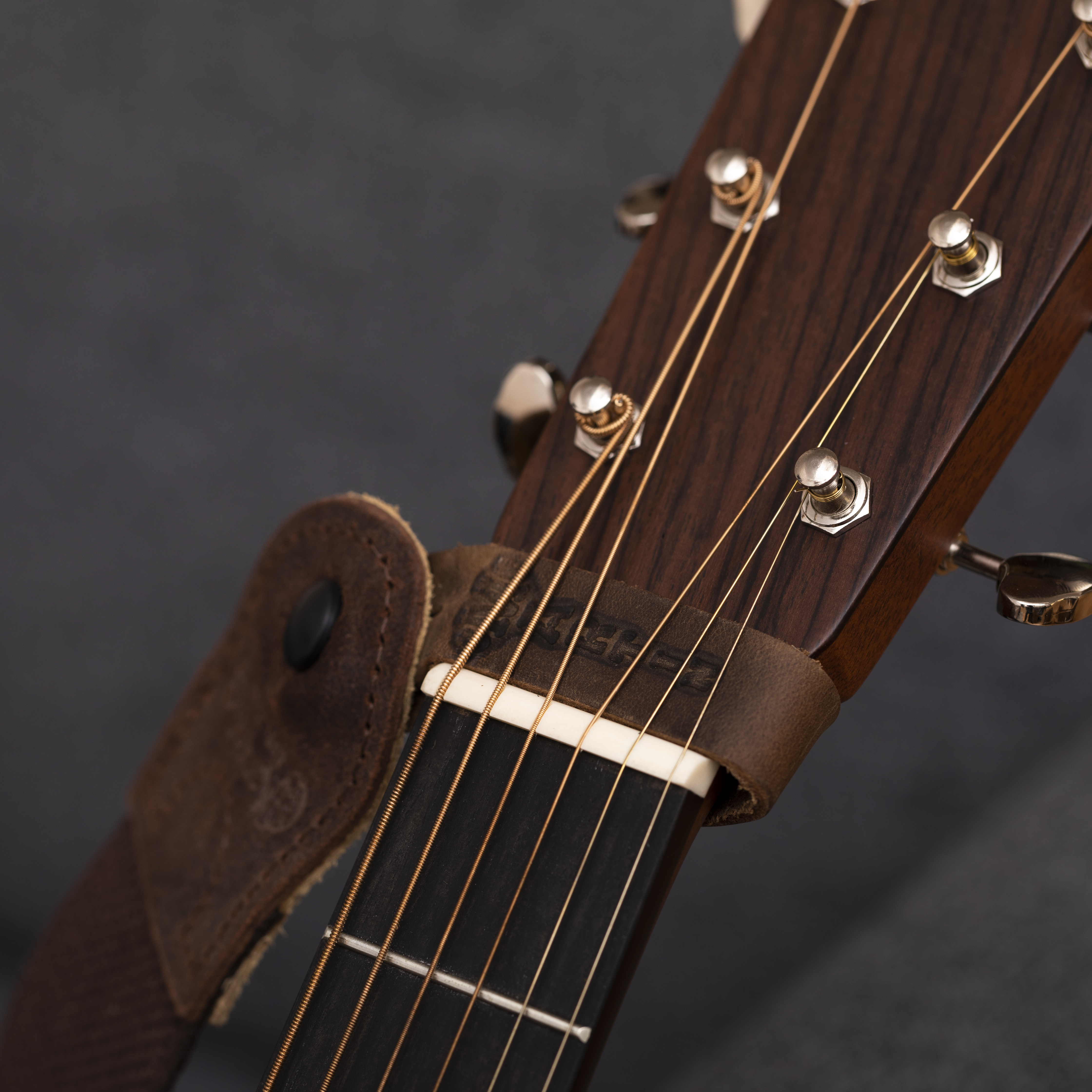 diamant vores græsplæne Headstock Tie (Cocoa) | Guitar Parts & Accessories | Martin Guitar